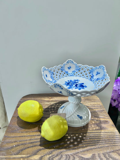 Meissen Blue and White Reticulated Pedestal cake plate /Cake stand with Insect Motif, c.1850s
